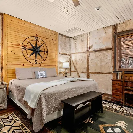 #4 The Judge'S Chamber At Garrison In Gruene Villa